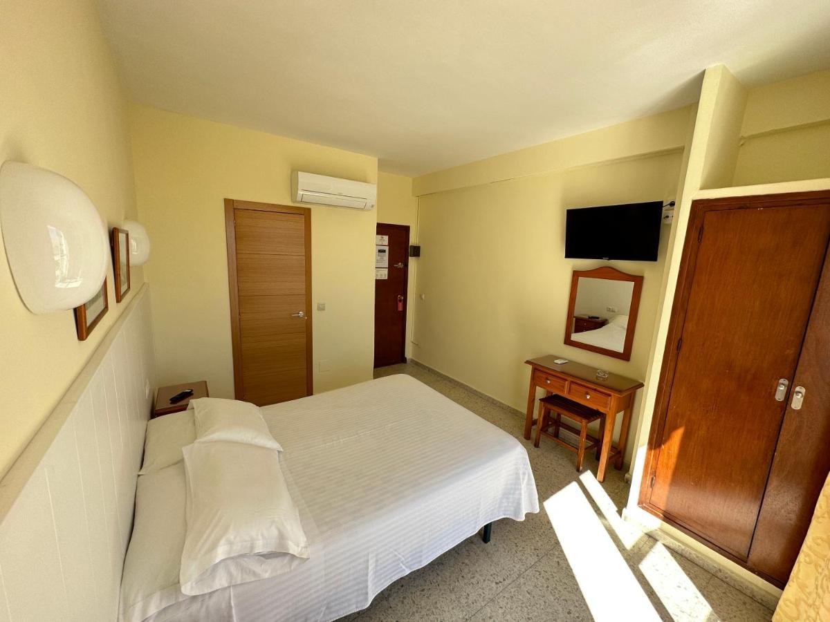 Hotel Cabello ตอร์เรโมลิโนส ภายนอก รูปภาพ
