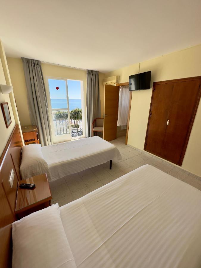 Hotel Cabello ตอร์เรโมลิโนส ภายนอก รูปภาพ