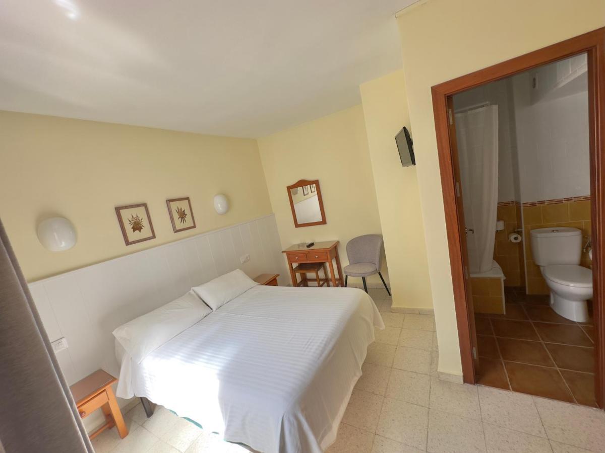 Hotel Cabello ตอร์เรโมลิโนส ภายนอก รูปภาพ