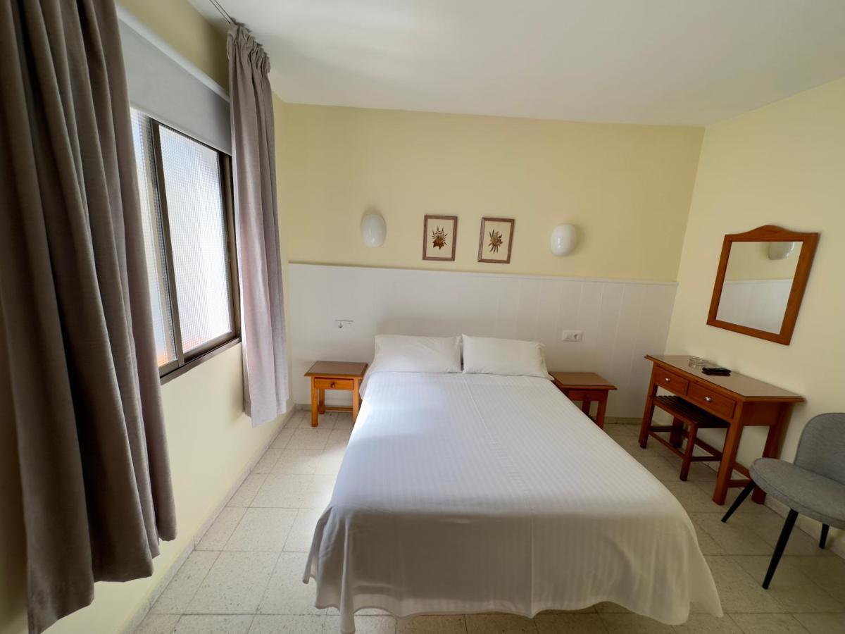Hotel Cabello ตอร์เรโมลิโนส ภายนอก รูปภาพ