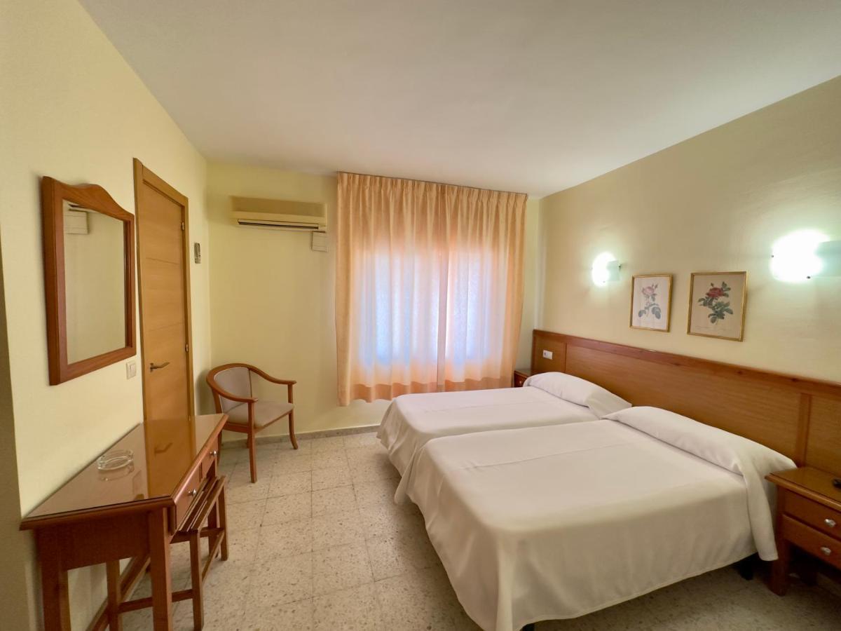 Hotel Cabello ตอร์เรโมลิโนส ภายนอก รูปภาพ