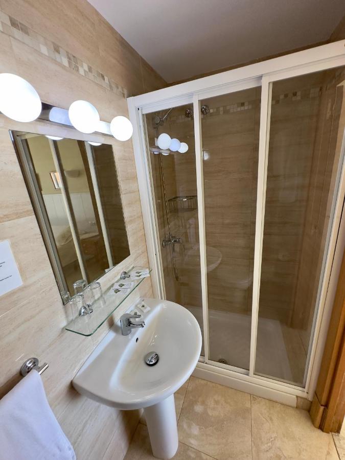 Hotel Cabello ตอร์เรโมลิโนส ภายนอก รูปภาพ