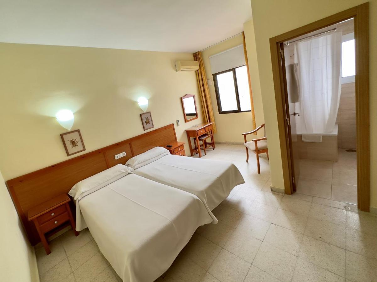 Hotel Cabello ตอร์เรโมลิโนส ภายนอก รูปภาพ