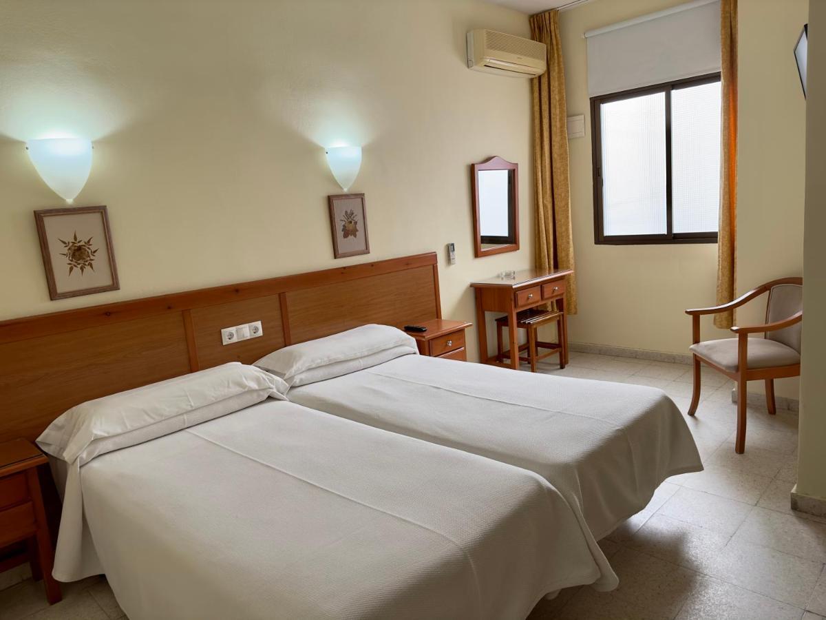Hotel Cabello ตอร์เรโมลิโนส ภายนอก รูปภาพ