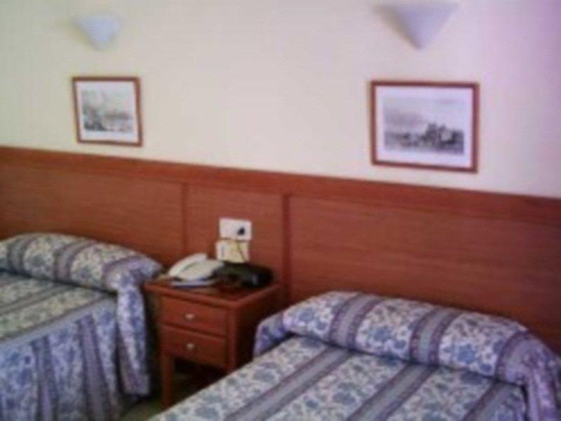 Hotel Cabello ตอร์เรโมลิโนส ภายนอก รูปภาพ