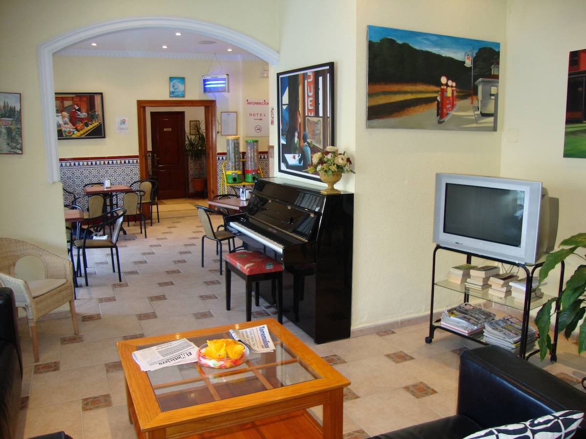 Hotel Cabello ตอร์เรโมลิโนส ภายนอก รูปภาพ