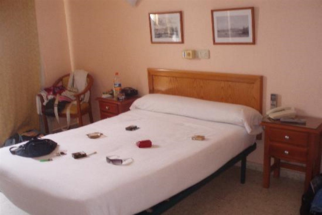 Hotel Cabello ตอร์เรโมลิโนส ภายนอก รูปภาพ