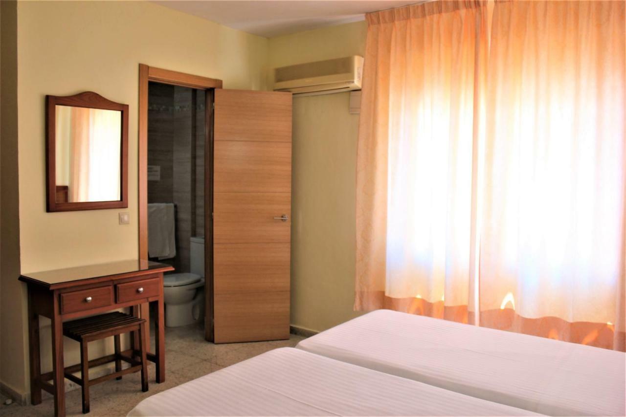 Hotel Cabello ตอร์เรโมลิโนส ภายนอก รูปภาพ