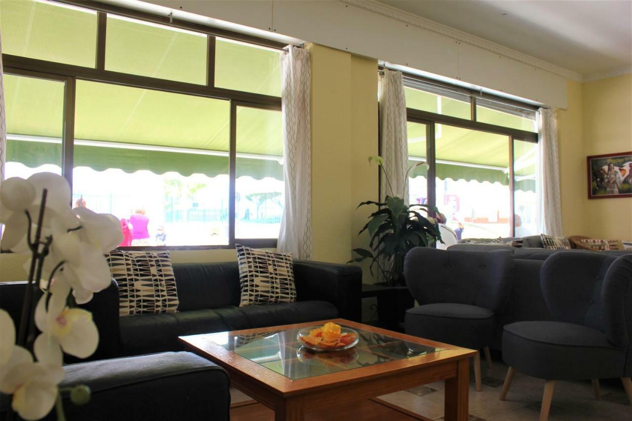 Hotel Cabello ตอร์เรโมลิโนส ภายนอก รูปภาพ