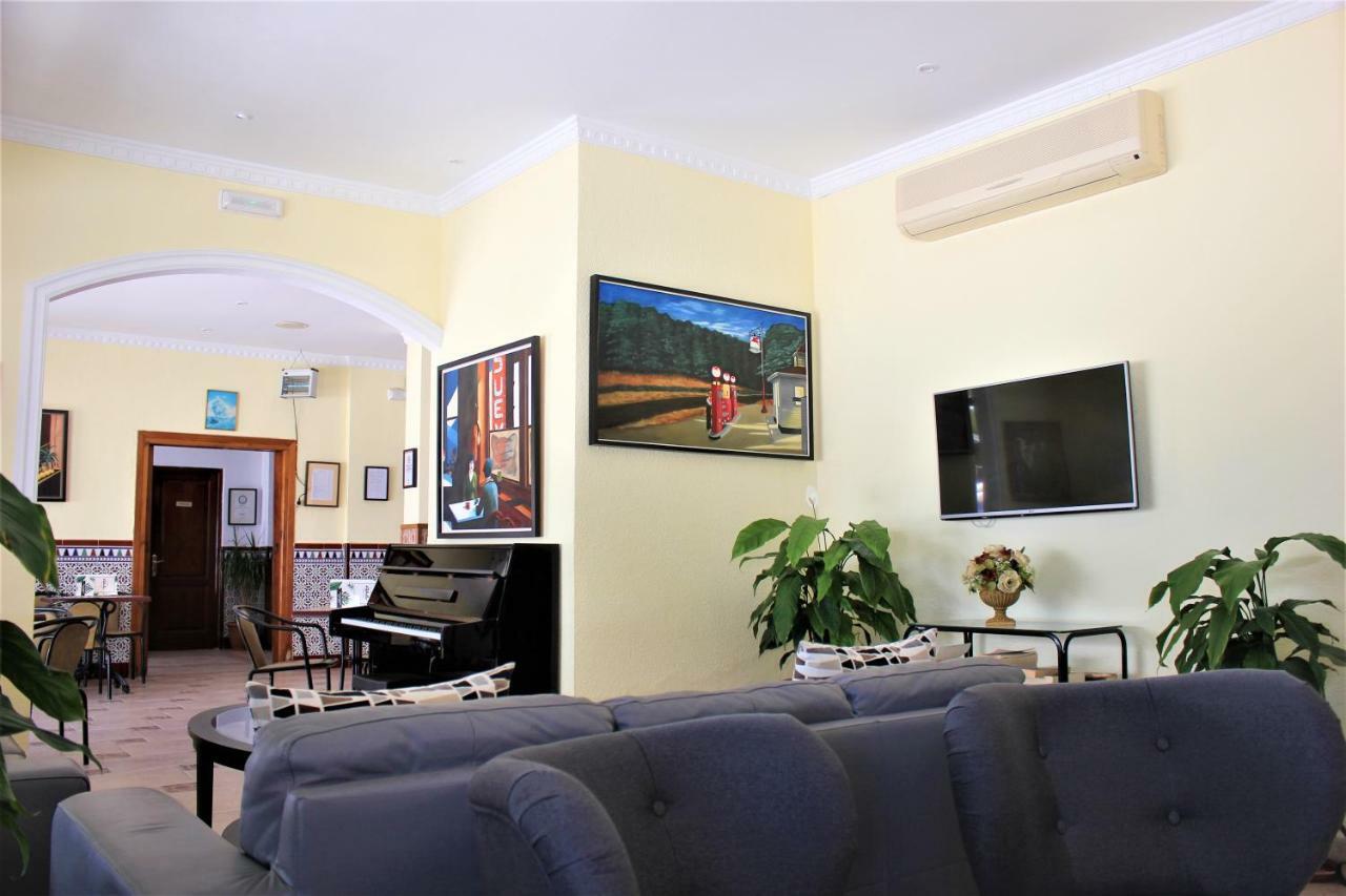 Hotel Cabello ตอร์เรโมลิโนส ภายนอก รูปภาพ