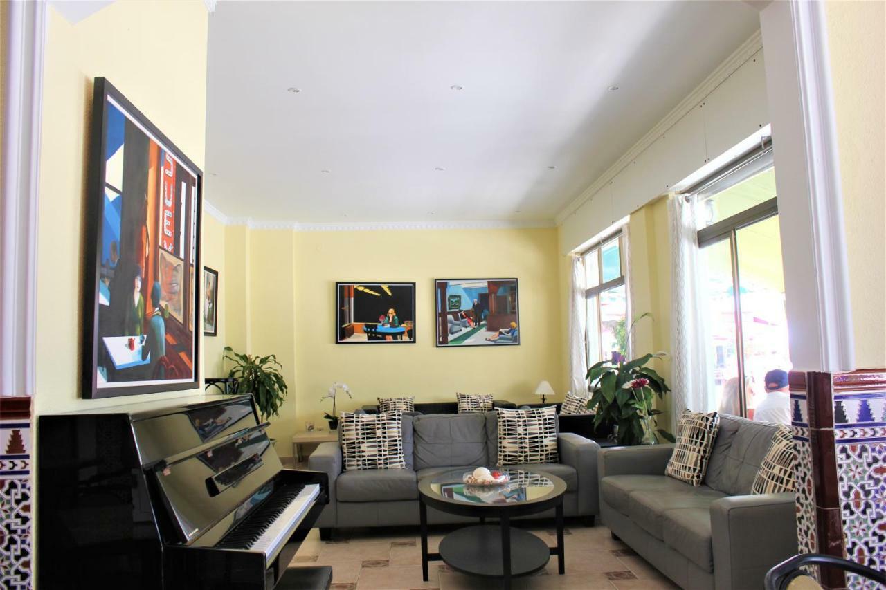 Hotel Cabello ตอร์เรโมลิโนส ภายนอก รูปภาพ